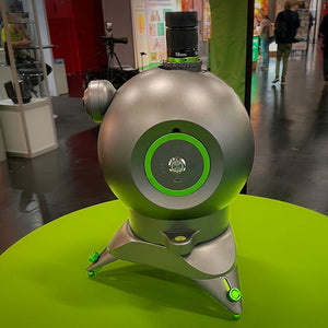 Sky-Watcher Orbis 60EDX: il prototipo con l'oculare sulla sommità e la base a tre piedi regolabili