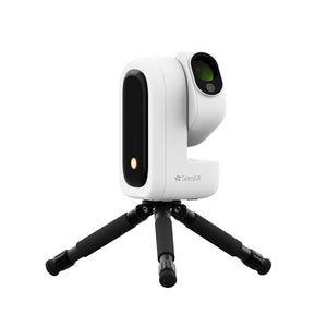ZWO Seestar S50 Pro: vista tre quarti del telescopio smart bianco con obiettivo 50/260 e treppiede