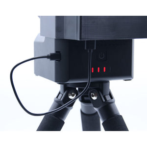 Dettaglio del cavo del powerbank collegato al Seestar S50 sotto il supporto Astroprints