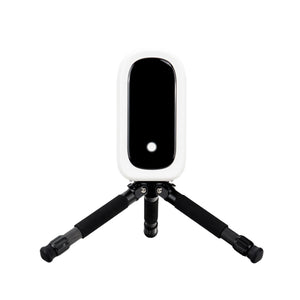 ZWO Seestar S50 Pro: vista frontale del telescopio smart in posizione di riposo sul treppiede
